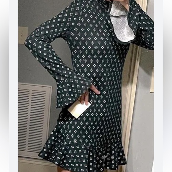 Bebop medium green dress with bell sleeves. High neck line - Picture 3 of 12